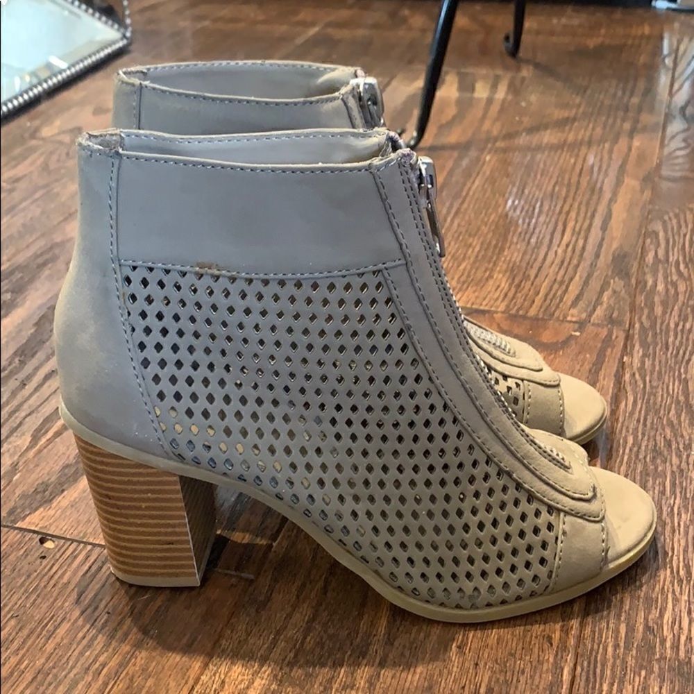 Report Tan open toed booties, size 7 - Picture 2 of 5